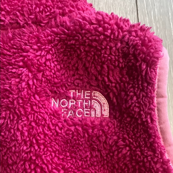 The North Face Pink Fuzzy Vest Girls Infant Toddler Sz 18 24 months 2T Light - Picture 5 of 7